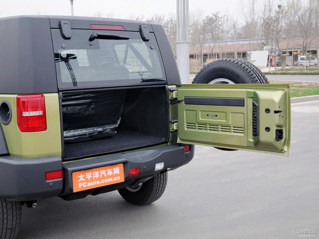 丘陵綠北京BJ40后備廂空間圖片