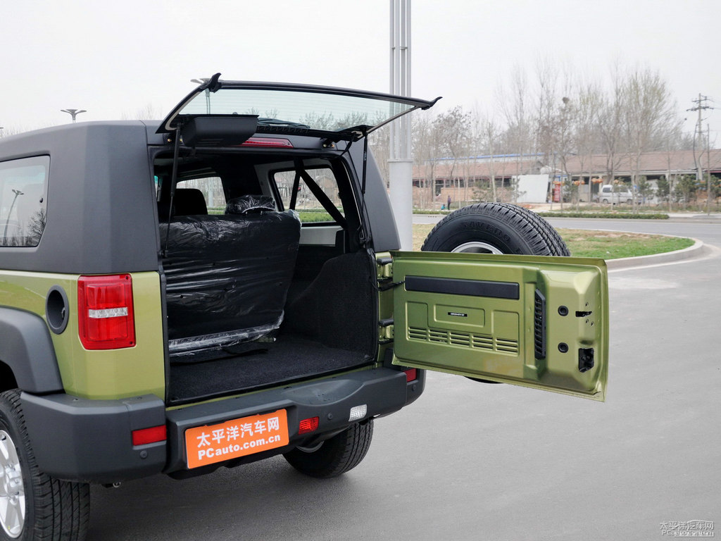 丘陵綠北京BJ40后備廂空間圖片