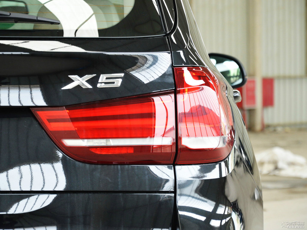 炭黑寶馬X5(進(jìn)口)車尾外觀圖片