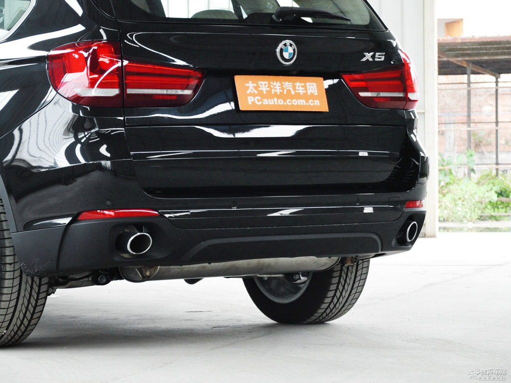 炭黑寶馬X5(進(jìn)口)車(chē)尾外觀圖片