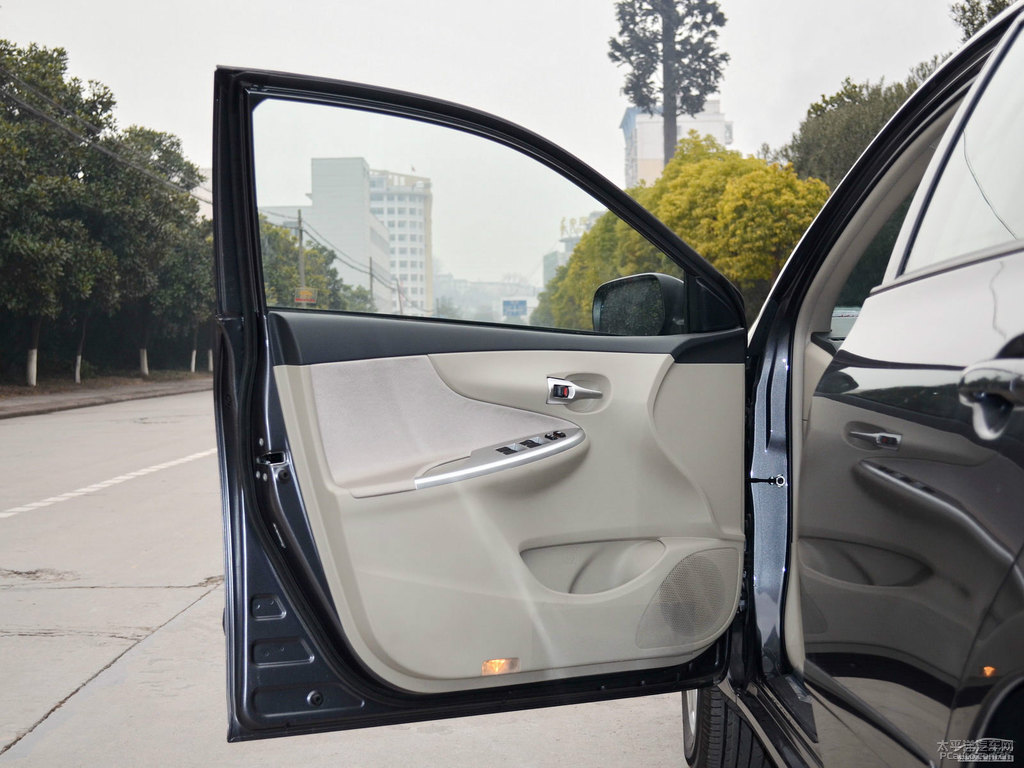 灰色卡羅拉車廂內(nèi)飾圖片