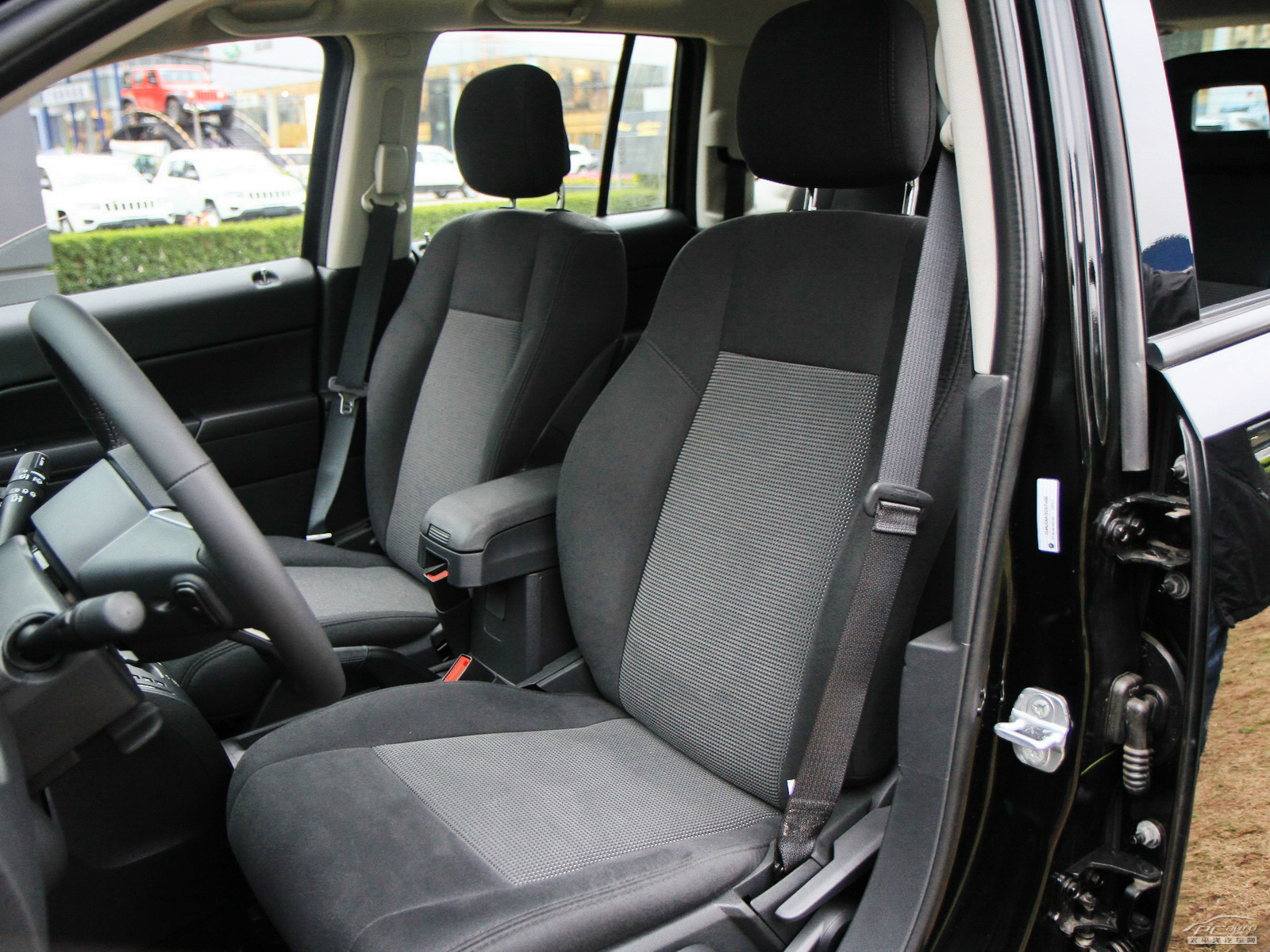 指南者(進(jìn)口)內(nèi)飾高清大圖