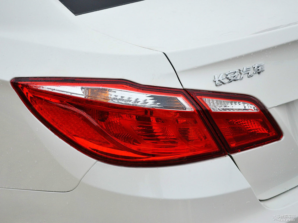珍珠白逸動(dòng)車(chē)尾外觀圖片