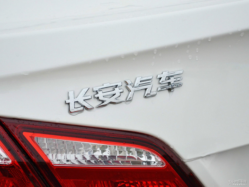 珍珠白逸動(dòng)車尾外觀圖片