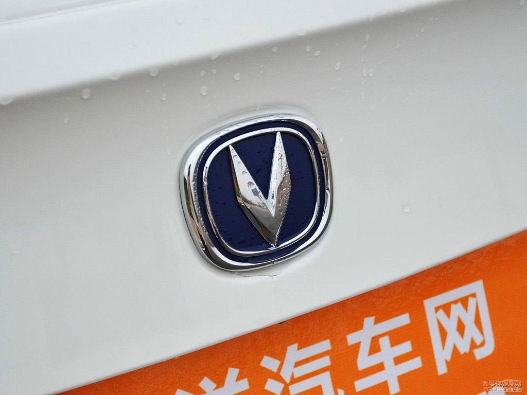 珍珠白逸動(dòng)車尾外觀圖片