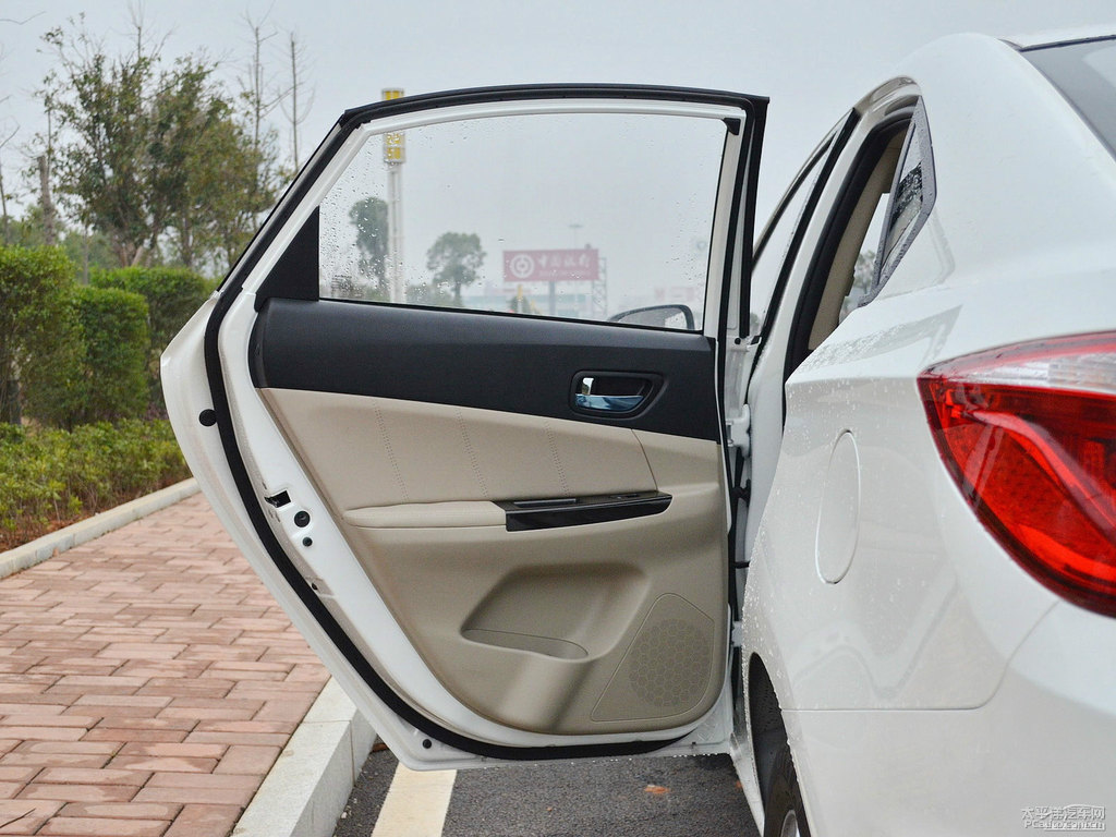 珍珠白逸動(dòng)車廂內(nèi)飾圖片