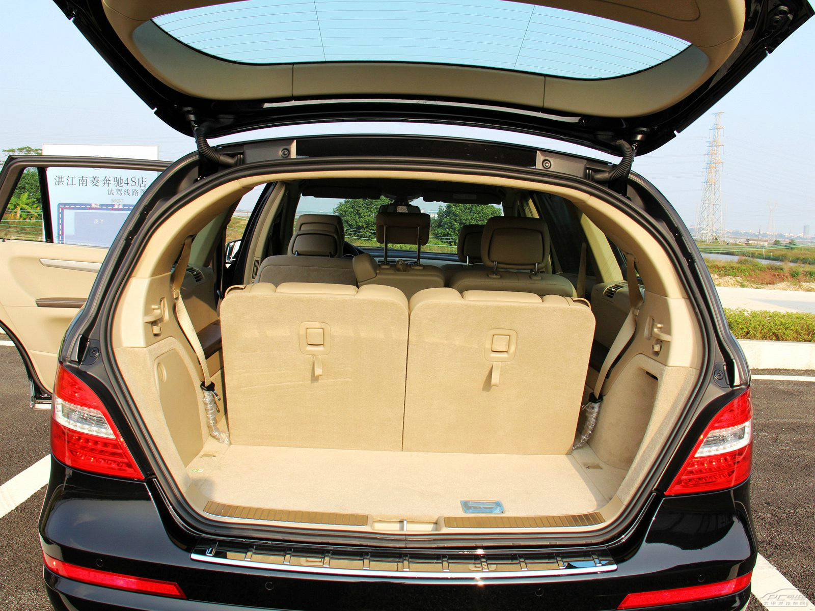 奔馳R級(jí)空間高清大圖