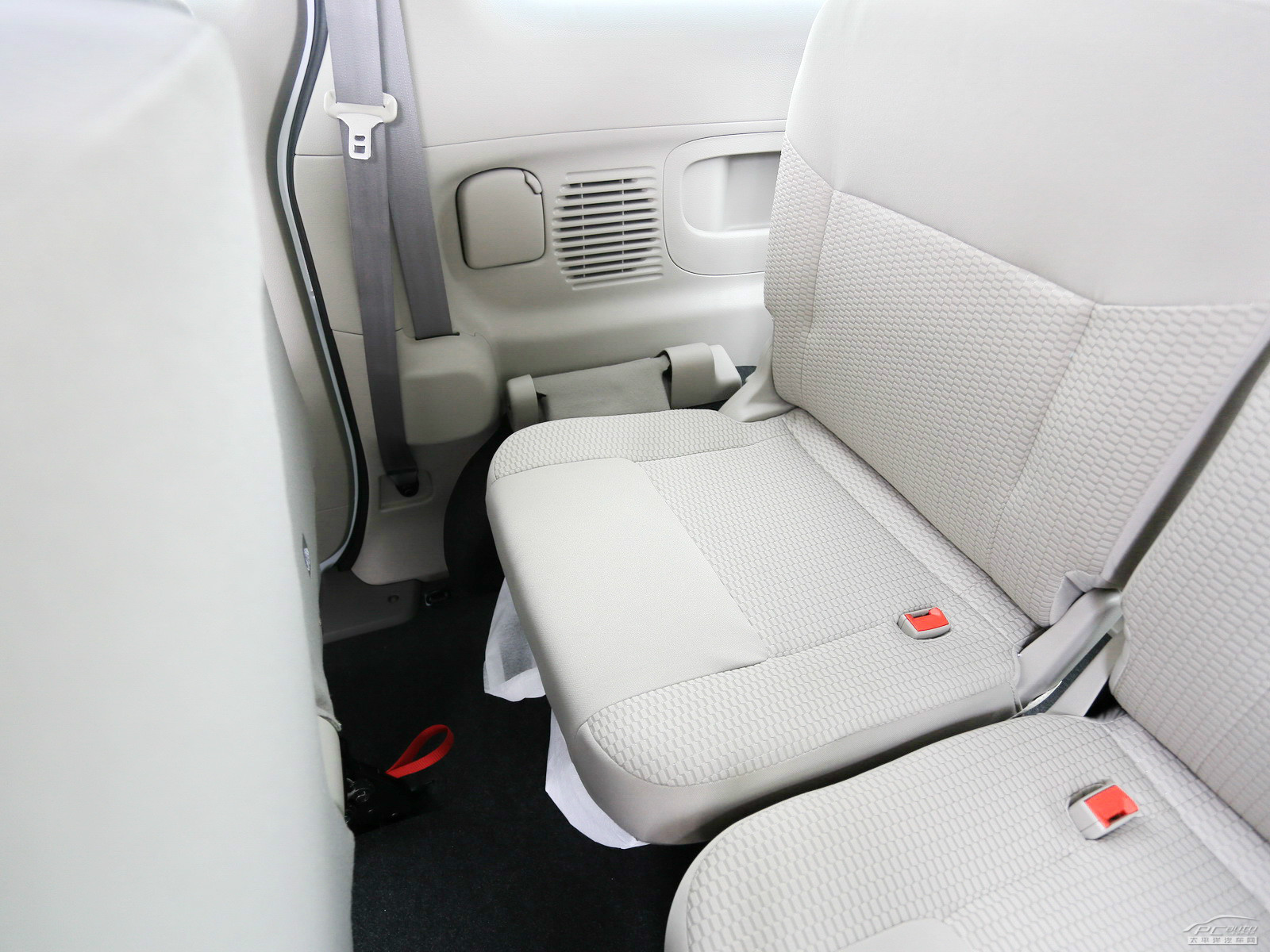 日產(chǎn)NV200空間高清大圖