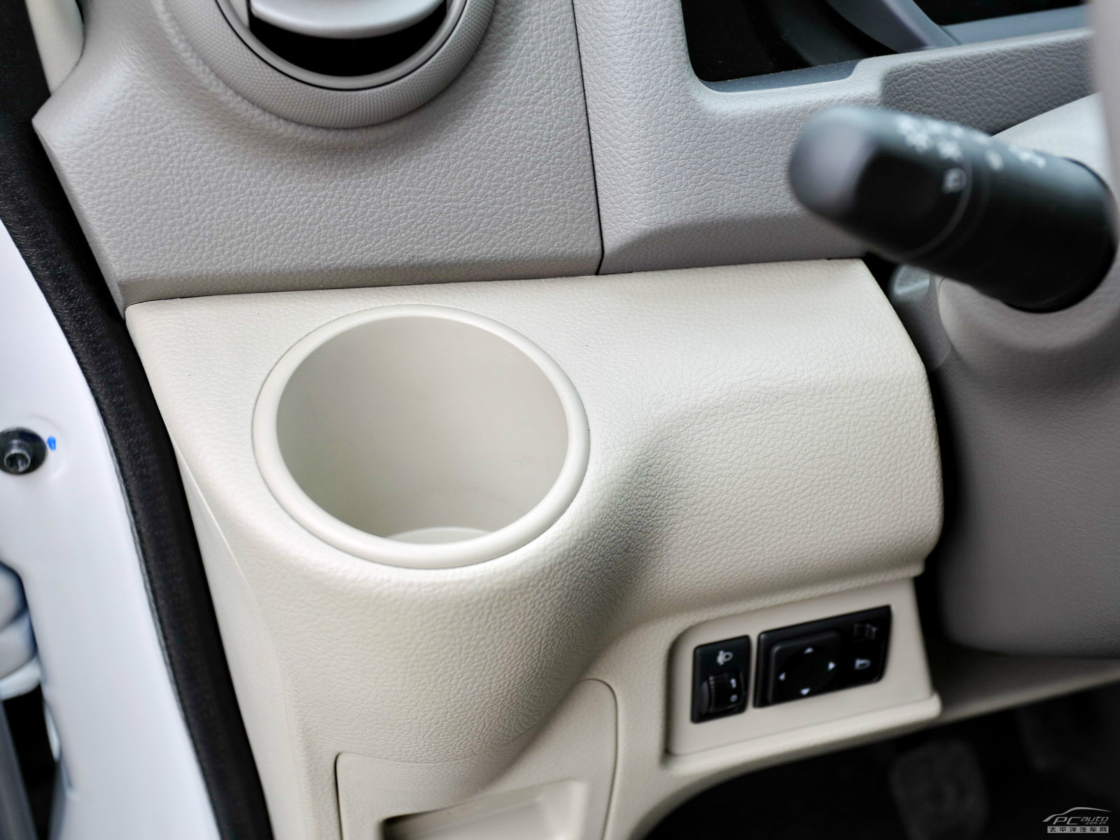 日產(chǎn)NV200空間高清大圖