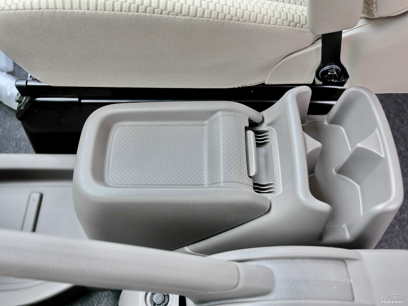 日產(chǎn)NV200空間高清大圖