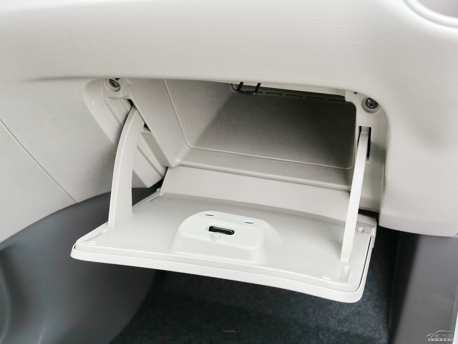 日產(chǎn)NV200空間高清大圖