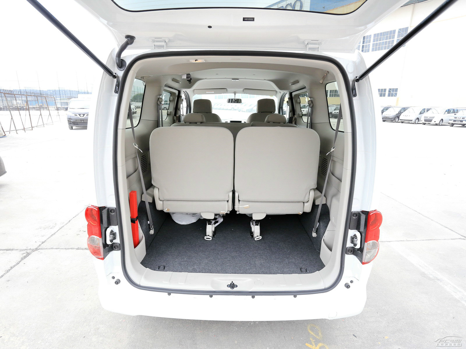 日產(chǎn)NV200空間高清大圖