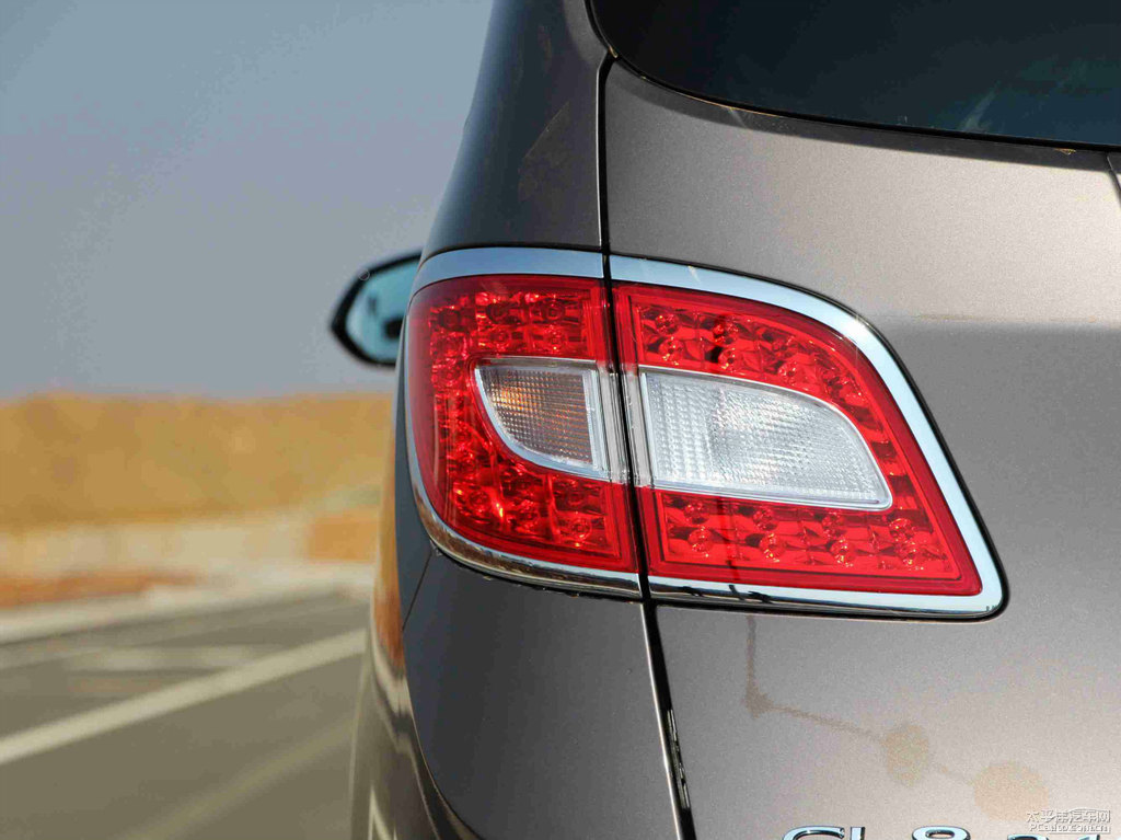 琥珀金別克GL8車尾外觀圖片