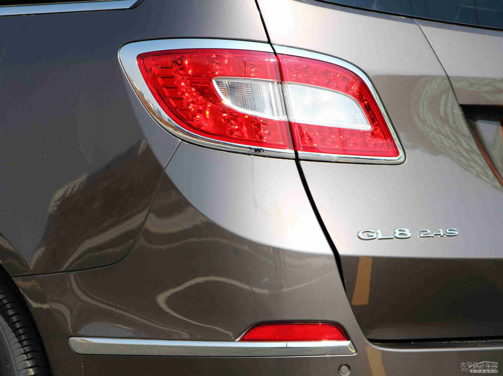 琥珀金別克GL8車尾外觀圖片