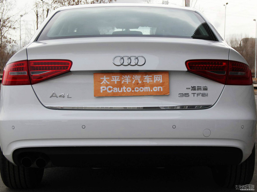 朱鷺白奧迪A4L車尾外觀圖片
