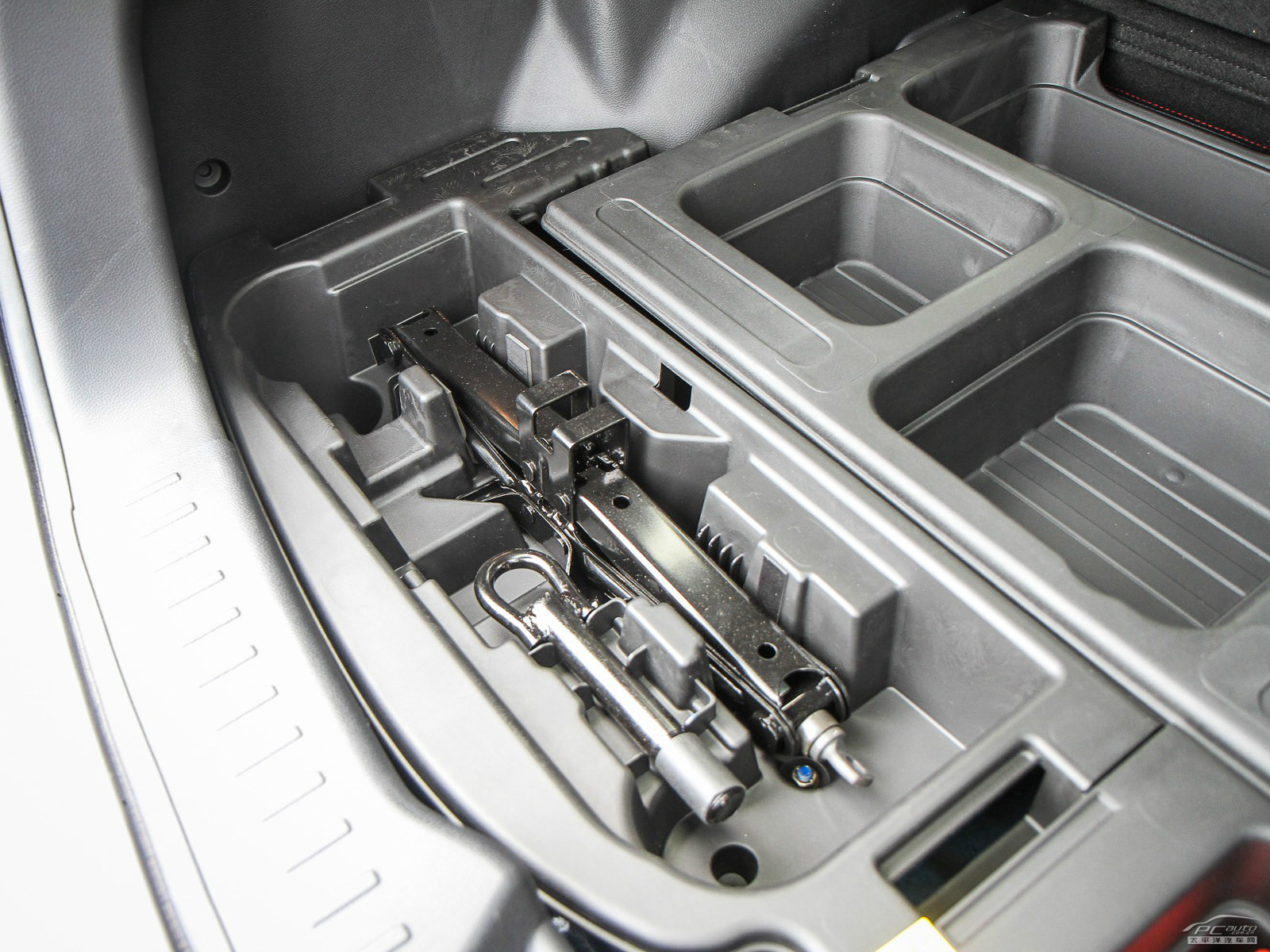 吉利GX7空間高清大圖