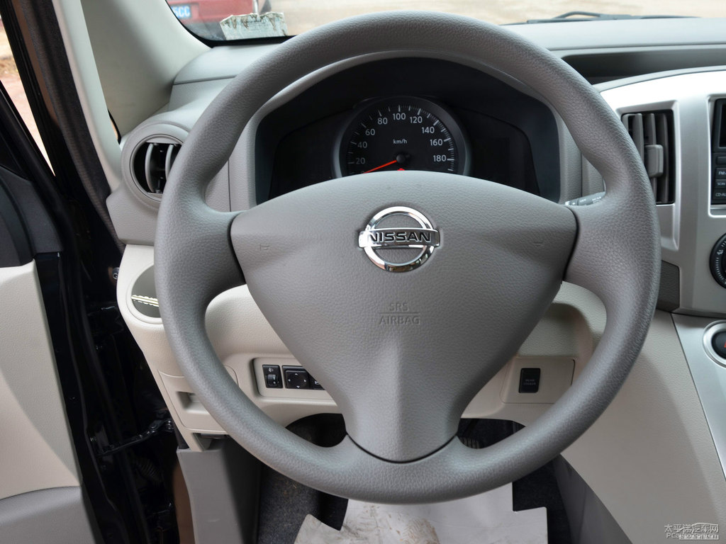 碧玉黑日產(chǎn)NV200中控內(nèi)飾圖片