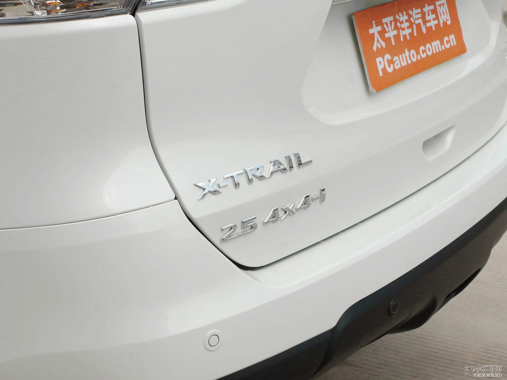 象牙白奇駿車尾外觀圖片