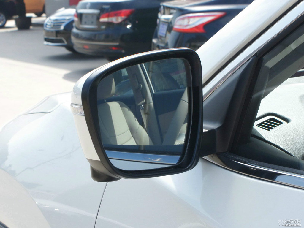 象牙白奇駿車身外觀圖片