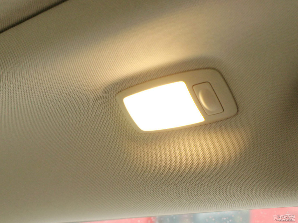 象牙白奇駿車廂內(nèi)飾圖片