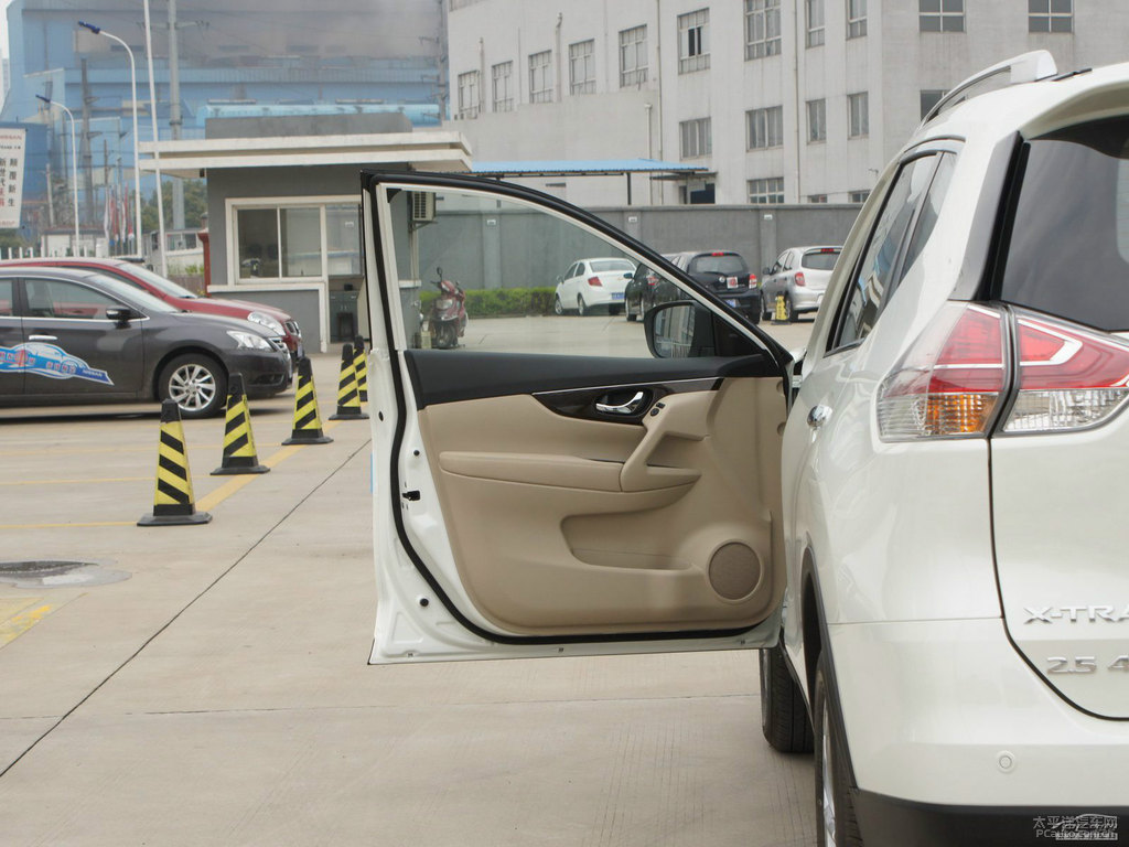 象牙白奇駿車廂內(nèi)飾圖片