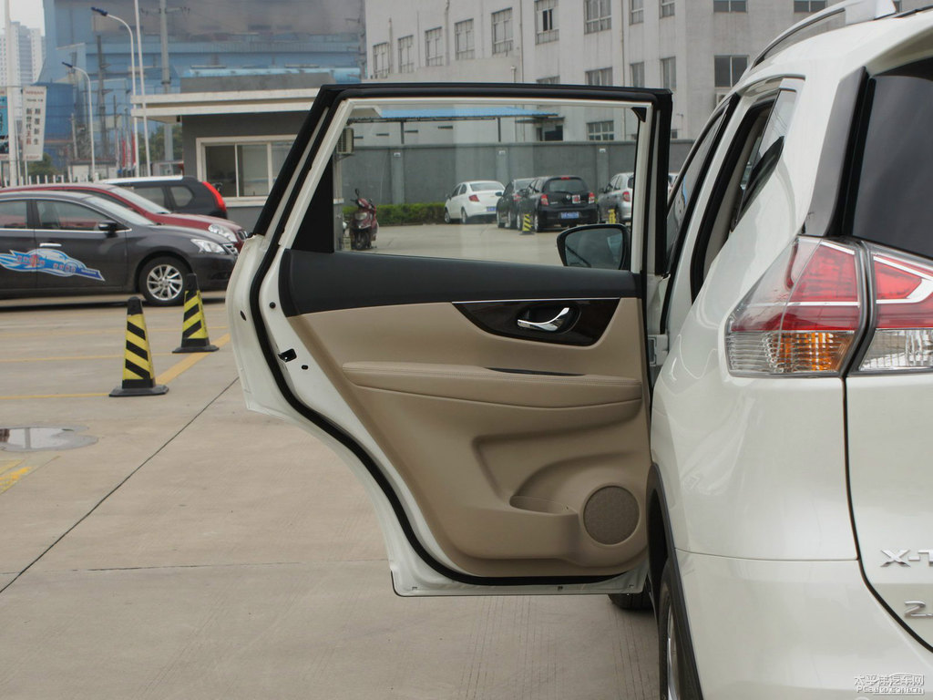 象牙白奇駿車廂內(nèi)飾圖片