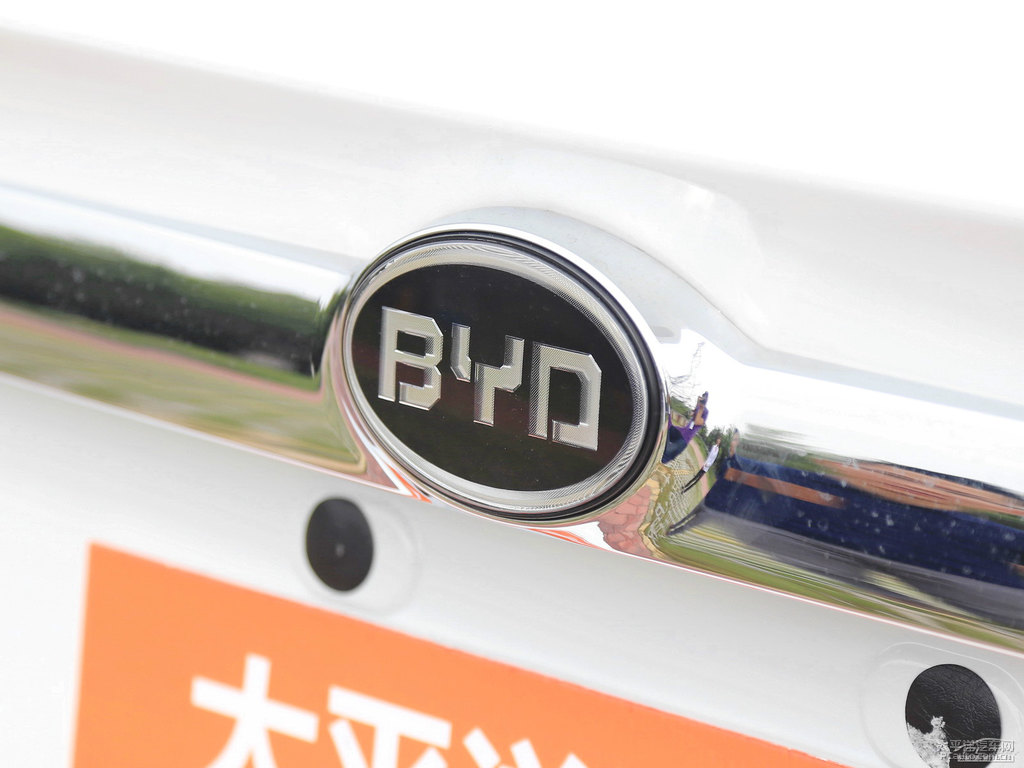 天山白比亞迪F3車尾外觀圖片