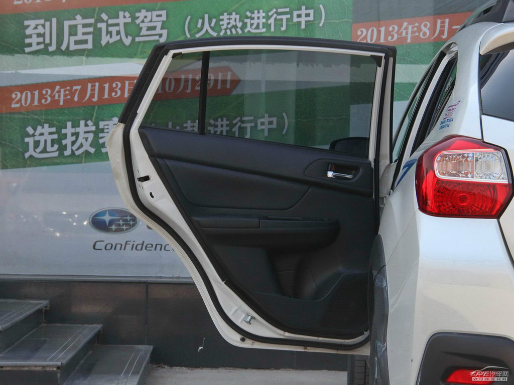 珍珠綢緞白斯巴魯XV車廂內飾圖片