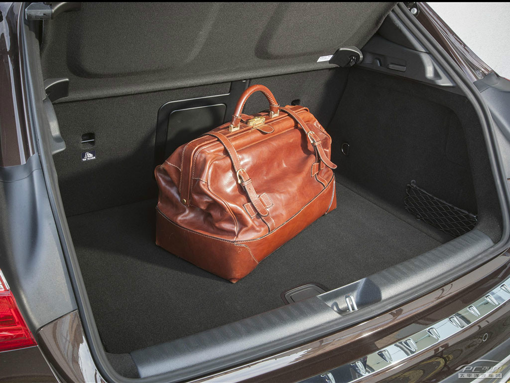 奔馳GLA(海外)空間高清大圖