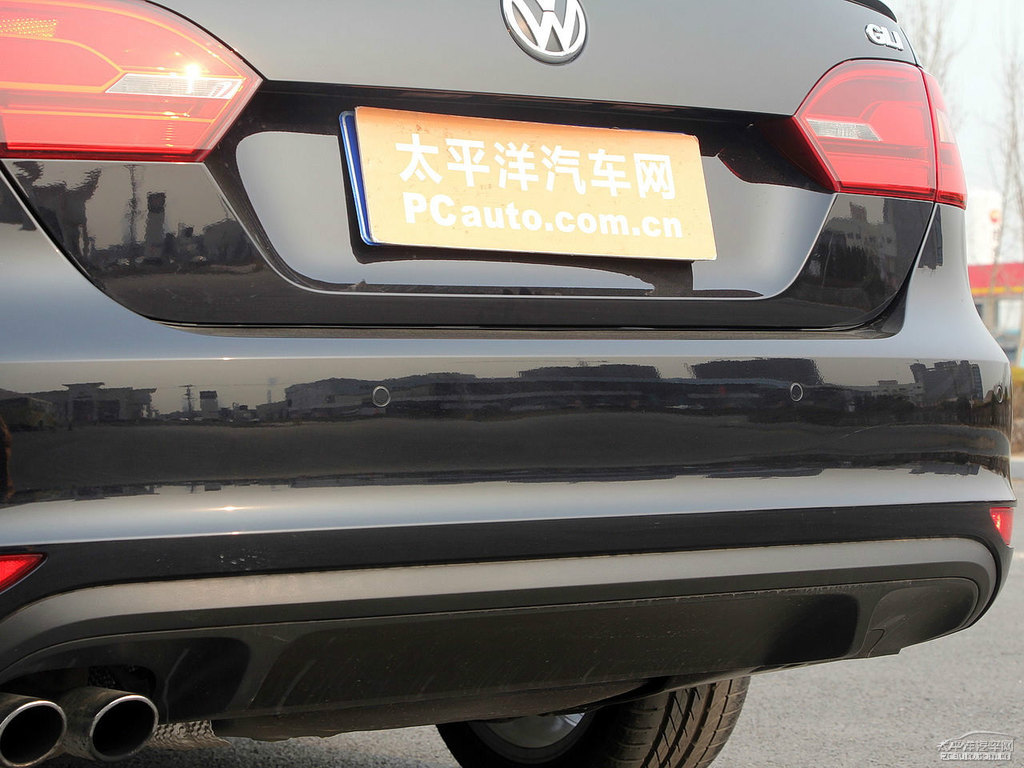 深黑速騰車尾外觀圖片