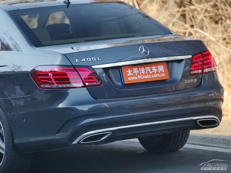 黑銅灰奔馳E級(jí)車尾外觀圖片