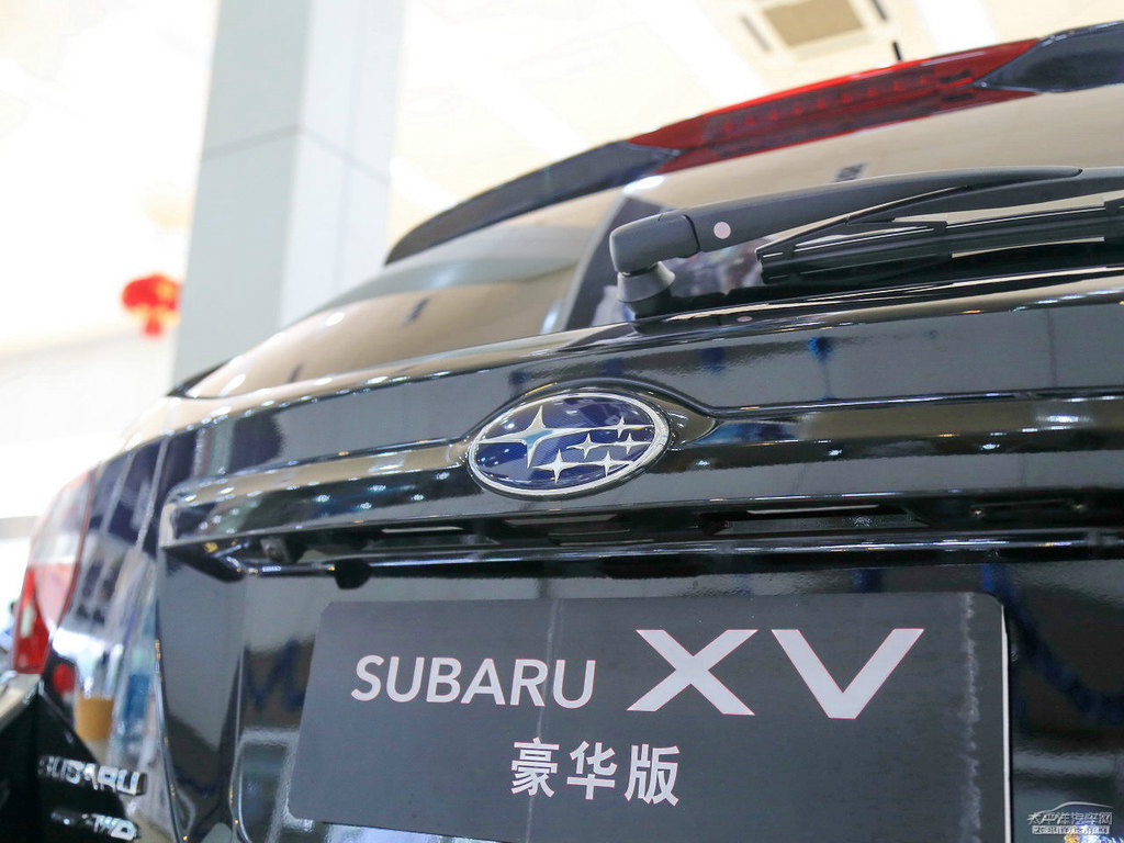 珠光寶石黑斯巴魯XV車尾外觀圖片