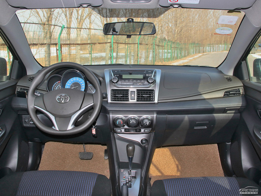 炫晶黑YARiS L 致炫中控內(nèi)飾圖片