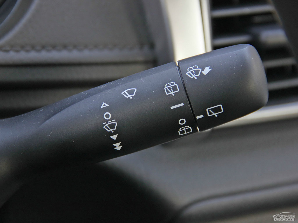 炫晶黑YARiS L 致炫中控內(nèi)飾圖片