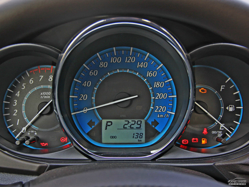 炫晶黑YARiS L 致炫中控內(nèi)飾圖片