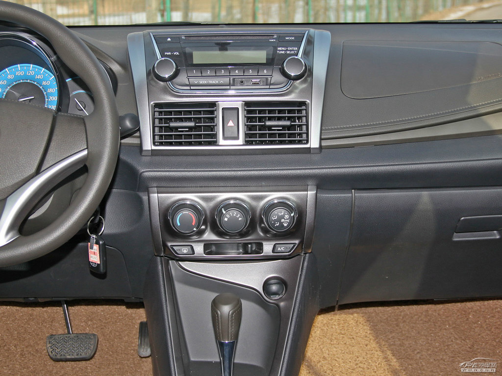 炫晶黑YARiS L 致炫中控內(nèi)飾圖片