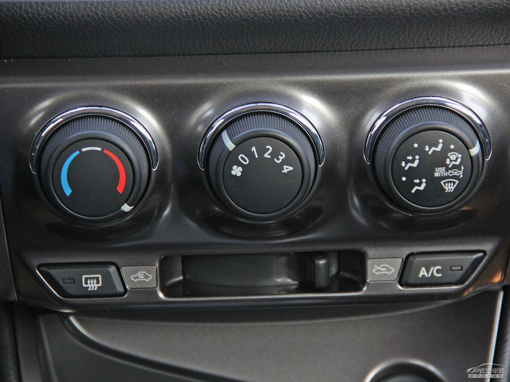 炫晶黑YARiS L 致炫中控內飾圖片