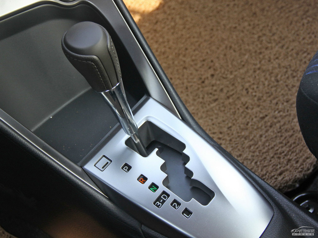 炫晶黑YARiS L 致炫中控內(nèi)飾圖片