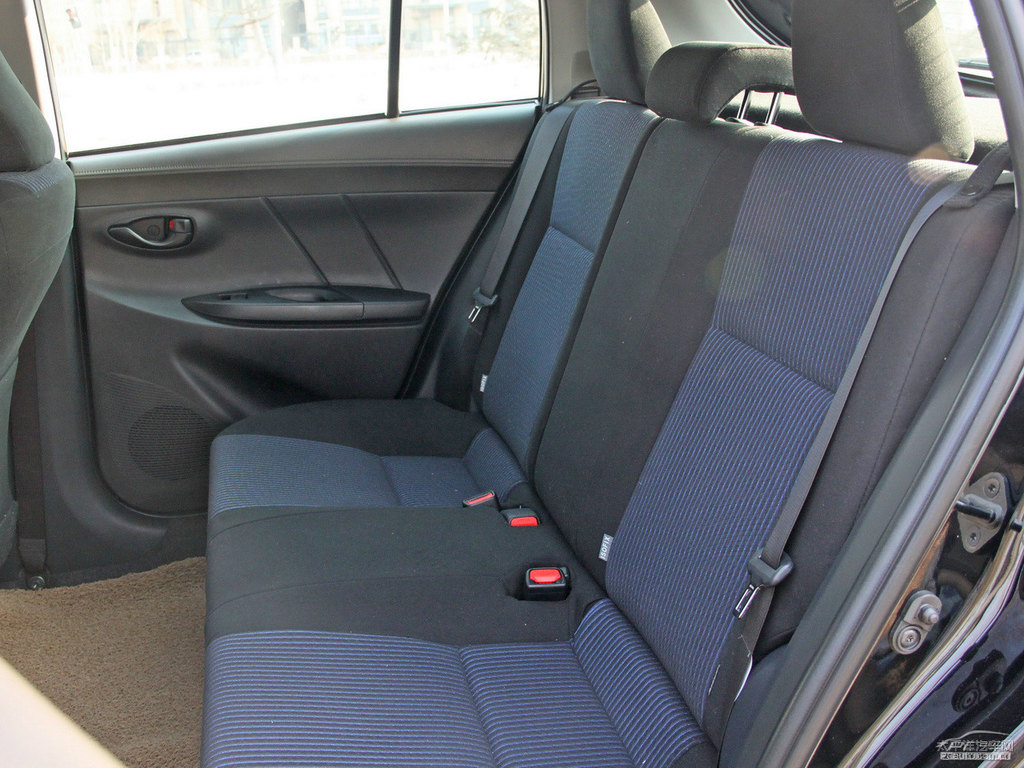 炫晶黑YARiS L 致炫座椅內(nèi)飾圖片