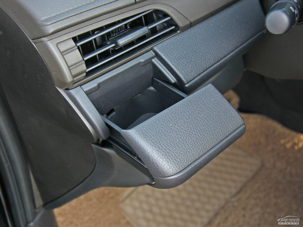炫晶黑YARiS L 致炫儲(chǔ)物空間空間圖片