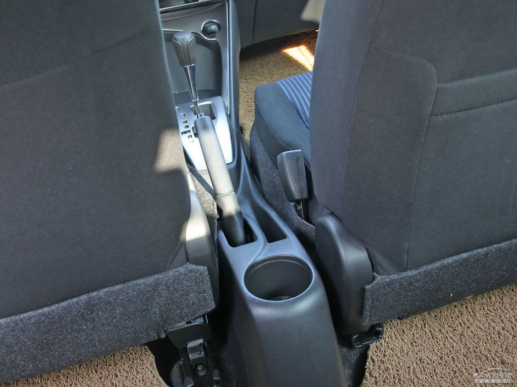 炫晶黑YARiS L 致炫儲物空間空間圖片