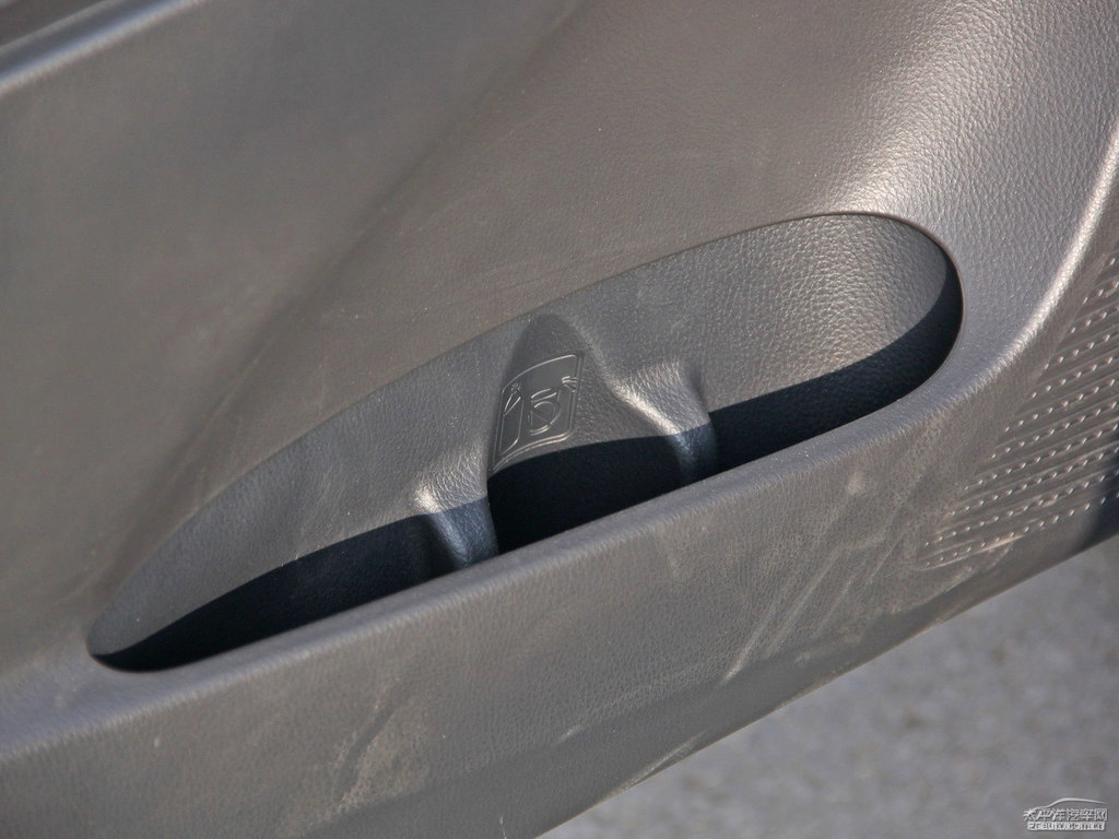 炫晶黑YARiS L 致炫儲(chǔ)物空間空間圖片