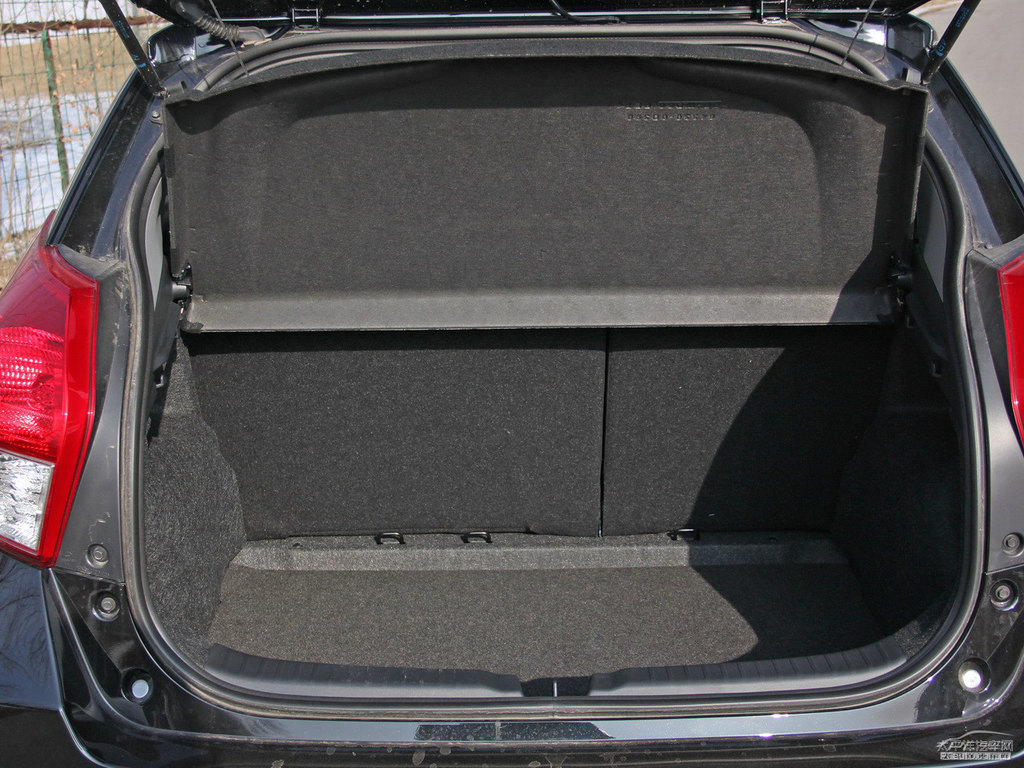 炫晶黑YARiS L 致炫后備廂空間圖片