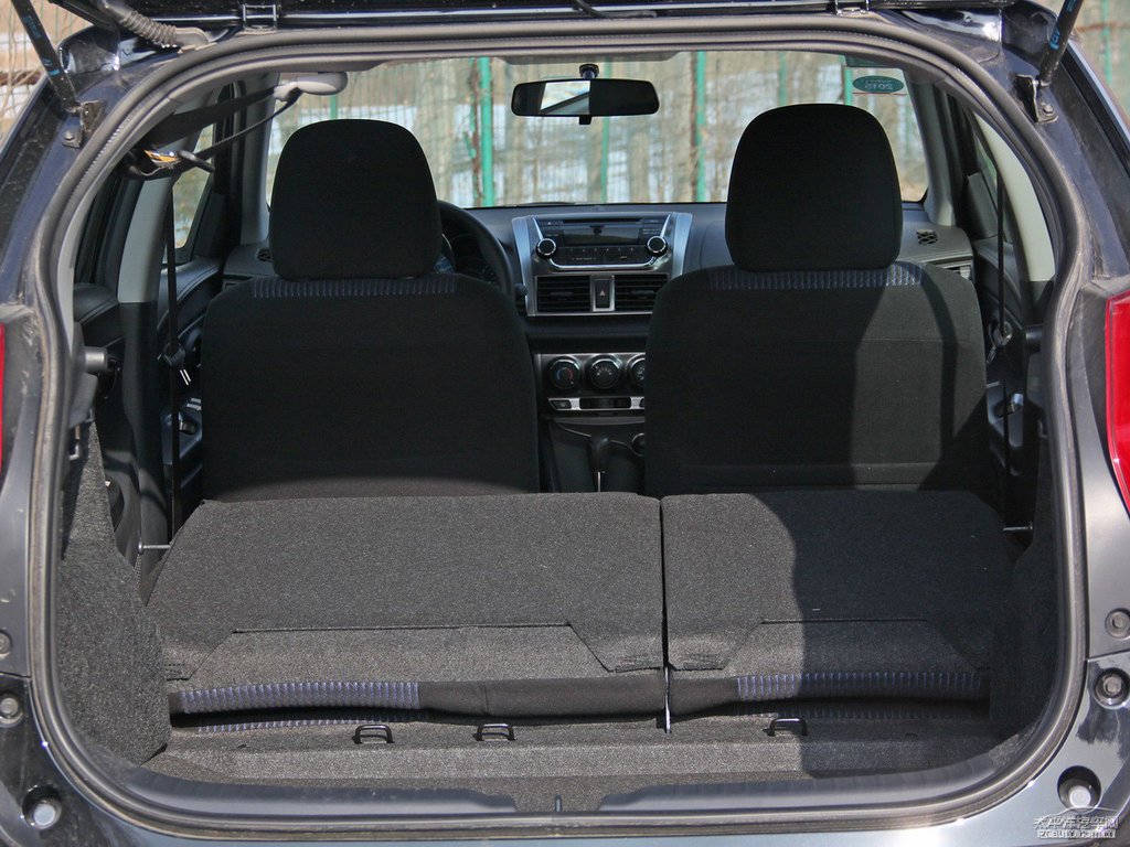 炫晶黑YARiS L 致炫后備廂空間圖片