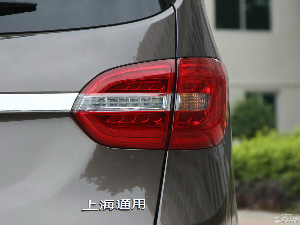 琥珀金別克GL8車尾外觀圖片