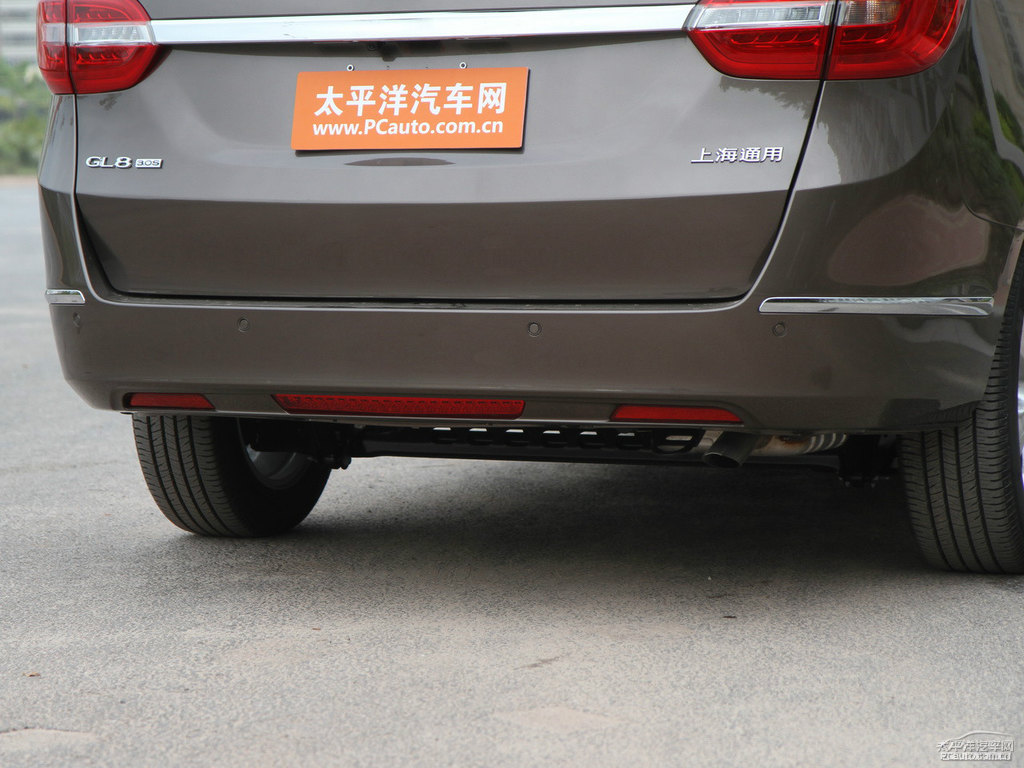 琥珀金別克GL8車尾外觀圖片