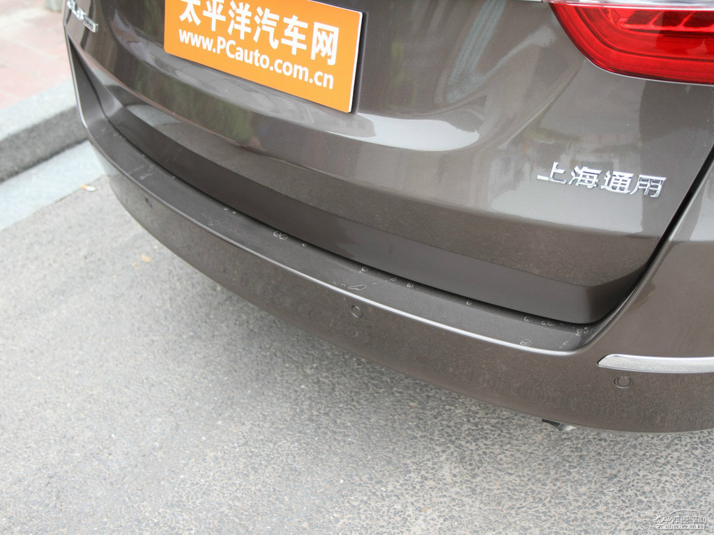 琥珀金別克GL8車尾外觀圖片