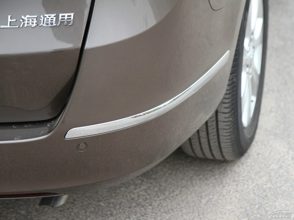 琥珀金別克GL8車尾外觀圖片
