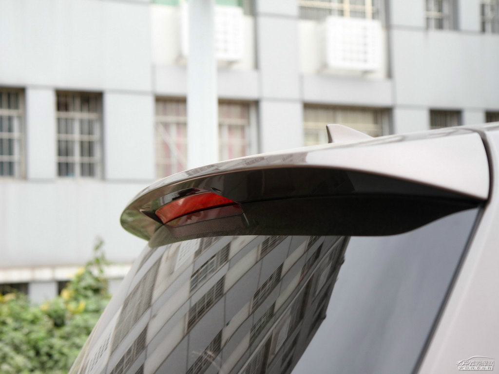琥珀金別克GL8車尾外觀圖片