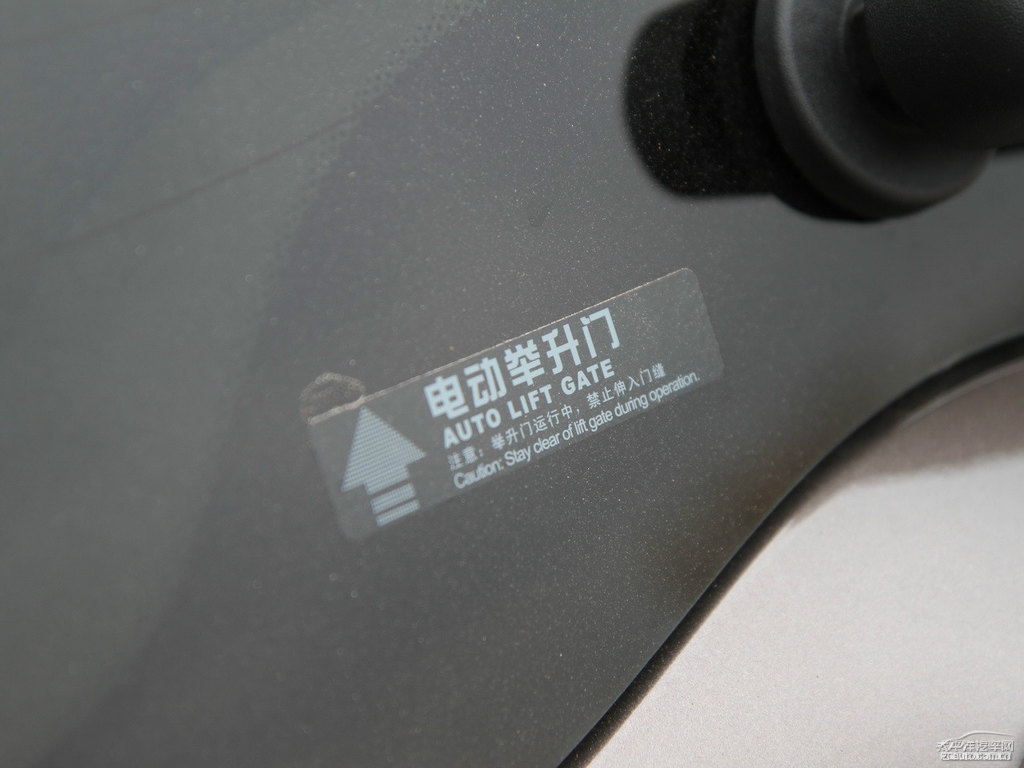 琥珀金別克GL8車尾外觀圖片